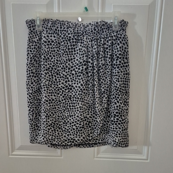 Dresses & Skirts - Elegant Black and White Women's Mini Skirt.